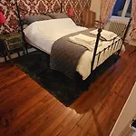 The Lions Den - La Loge