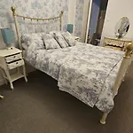 The Lions Den - La Loge