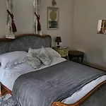 The Lions Den - La Loge Pensjonat Mantilly