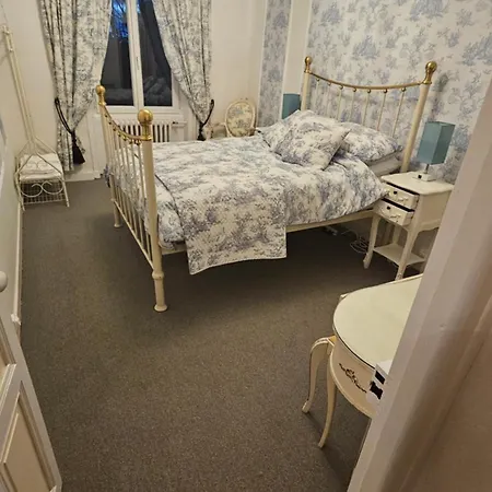 The Lions Den - La Loge Mantilly