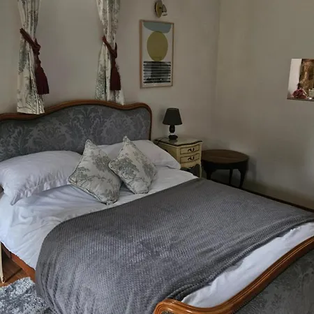 The Lions Den - La Loge ゲストハウス Mantilly