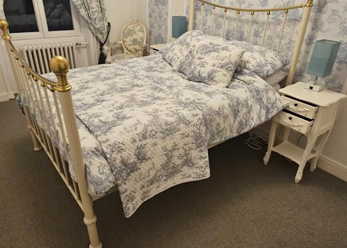 Pensjonat The Lions Den - La Loge Mantilly