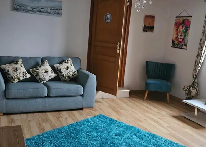 The Lions Den - La Loge Mantilly